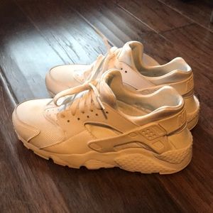 🐩ALL WHITE HAURACHES🐩